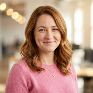 Emily Watson, manažérka oddelenia zákazníckeho servisu v Hodnotáreň